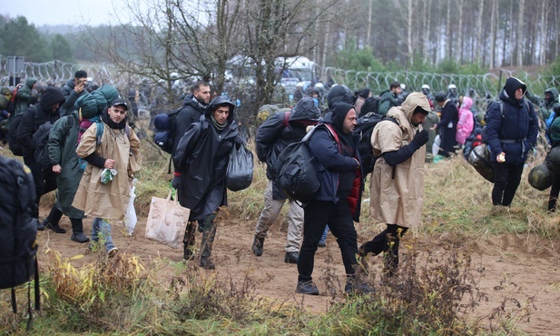 MON: Służby białoruskie zastraszają migrantów oddając strzały w ich obecności