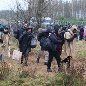 MON: Służby białoruskie zastraszają migrantów oddając strzały w ich obecności