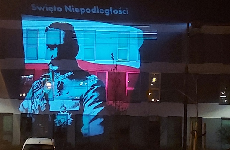 Patriotyczna oprawa siedziby Starostwa Powiatowego w Opocznie.