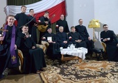 Klerycy, którzy wystąpili podczas wieczornicy, z rektorem ks. Markiem Adamczykiem (siedzi w dolnym rzędzie, czwarty z prawej). 