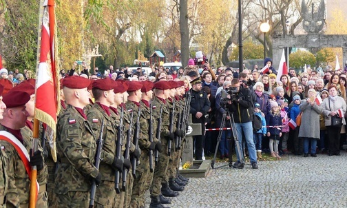 Uroczystości w 103. rocznicę odzyskania niepodległości na bielskim cmentarzu wojskowym.