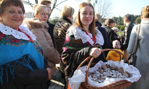 "Strażniczki tradycji" czyli gospodynie z Pisarzowic przygotowaly dla wszystkich słodkie pierniczki.
