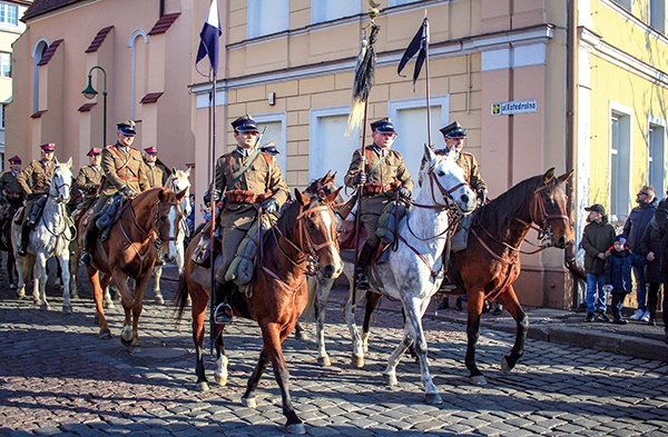 Kawalerzyści – barwna część pochodu niepodległościowego w Opolu.