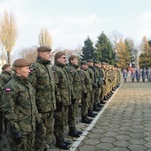 W południe żołnierze i cywile odśpiewali hymn narodowy.