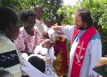 Ojciec Bogusław udziela chrztu na jednej z misyjnych stacji dojazdowych