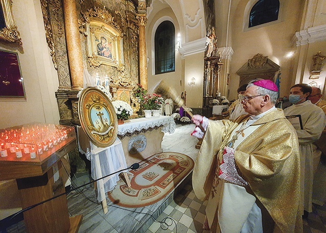 	Biskup Jan Kopiec poświęcił obraz z herbem wspólnoty zakonnej namalowany przez gliwickiego artystę Mirosława Wszołka  na pamiątkę rocznicowych obchodów.