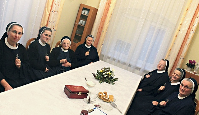 	Od lewej: s. Barbara Ołtuszek, s. Anna Policht,  s. Zenobia Starsiak, s. Hiacynta Poros,  s. Tycjana Nawrocka, s. Zofia Plata i s. Szymona Iwanicka.