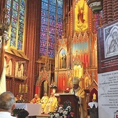 ▲	Głównej jubileuszowej Mszy św. przewodniczył  abp Józef Kupny.