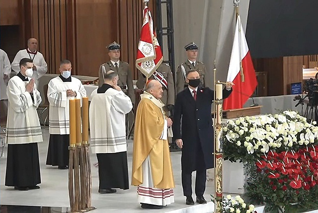 ▲	Podczas Eucharystii, jak co roku, prezydent Rzeczypospolitej Andrzej Duda zapalił Świecę Niepodległości, dar Piusa IX dla Polski.