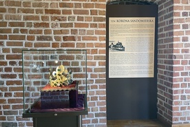 Korona Królewska prezentowana jest na specjalnej wystawie.