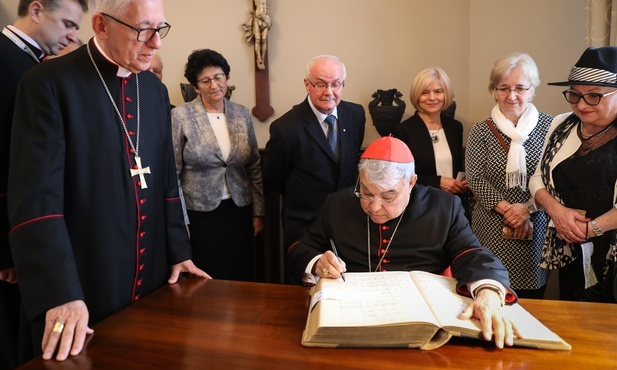 Kard. M. Semeraro odnotował beatyfikację w księdze chrztu ks. Jana Franciszka Machy