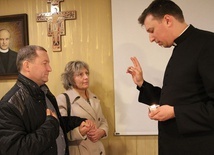 Ks. Wojciech Olesiński błogosławił każdej parze przed jej dialogiem w cztery oczy.