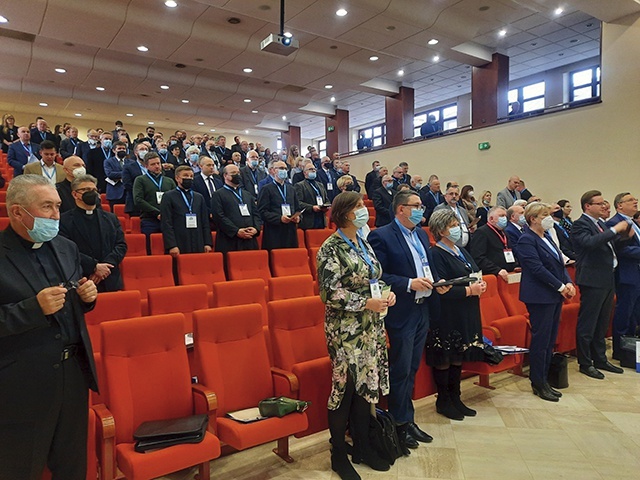 ▲	Spotkanie w auli Caritas rozpoczęła modlitwa, którą poprowadził metropolita lubelski.