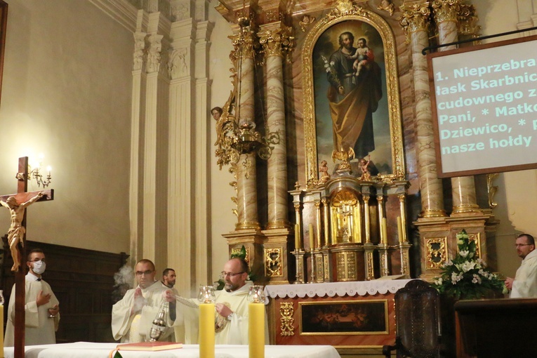 Obraz św. Józefa znajduje się w ołtarzu głównym kościoła.