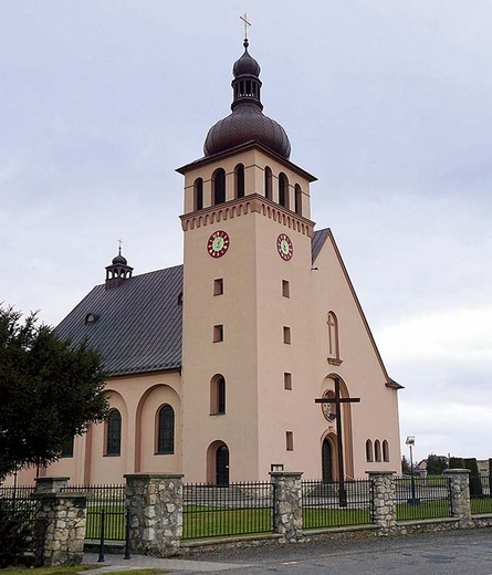 	Świątynię zaprojektował Błażej Schenk, brat słynnego ks. prof. Wacława Schenka. 
