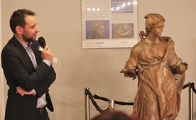 	Dyrektor Łukasz Gieruszczak przy rzeźbie nieznanej świętej, prawdopodobnie Anny.