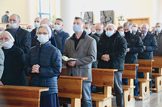 ▲	Nadzwyczajni szafarze Komunii św. w kościele seminaryjnym.