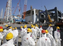 Topnieje lodowa zapora oddzielająca elektrownię w Fukushimie od wód gruntowych
