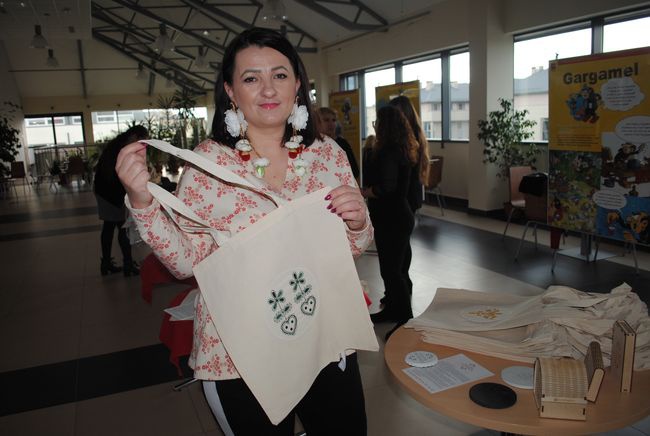 Justyna Wesołowska prezentuje torby z lasowiackim haftem.