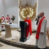 Ks. Sławomir Płusa, prezes Fundacji "Eucharystyczny Płomień", dziękuje ks. Niziołkowi za przewodniczenie rocznicowej Eucharystii.