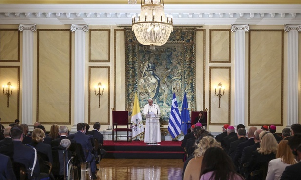 Papież przemawia podczas spotkania