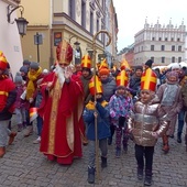 Św. Mikołaj poprowadził orszak ze Starego Miasta na lubelski Czwartek.