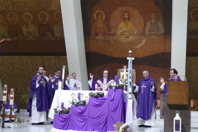 Msza św. podczas adwentowego dnia wspólnoty oazy rejonu Bielsko-Biała II w Aleksandrowicach.