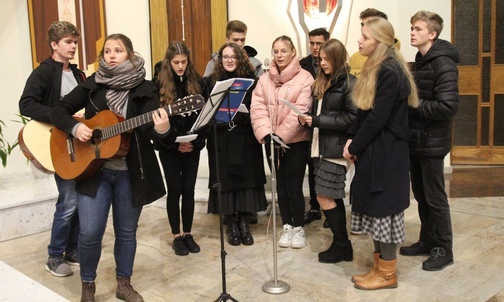 Młodzi oazowicze ze wspólnot w Starym Bielsku i Mazańcowciach poprowadzili śpiew podczas adwentowego dnia wspólnoty w Aleksandrowicach.