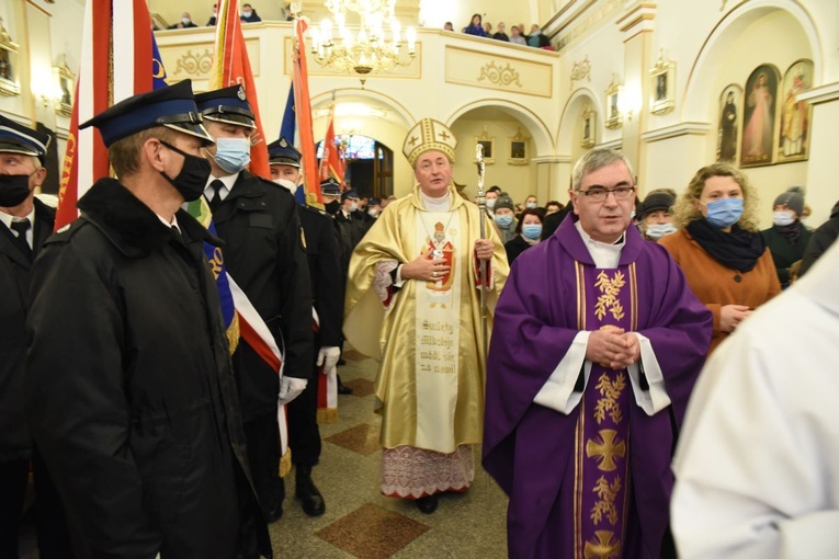 Poświęcenie odnowionego wnętrza kościoła. W tle z prawej tryptyk Bożego Miłosierdzia.