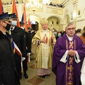 Poświęcenie odnowionego wnętrza kościoła. W tle z prawej tryptyk Bożego Miłosierdzia.