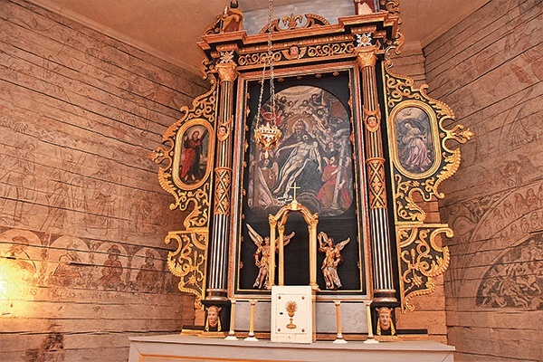 ▲	W ołtarzu głównym znajduje się malowidło „Passio Domini”. 