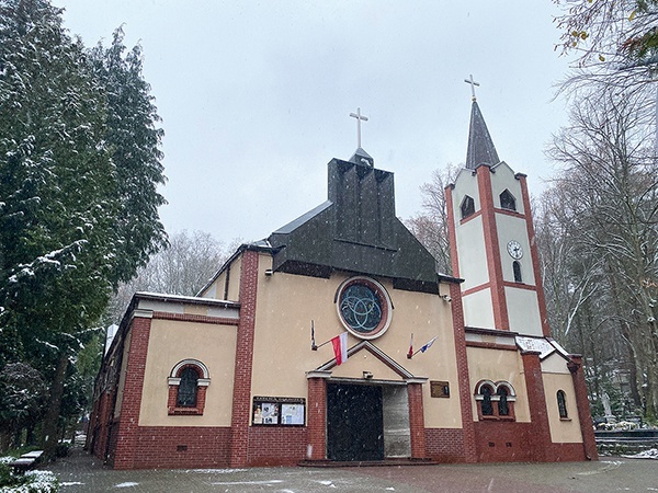 Na przestrzeni lat kościół był dwukrotnie rozbudowywany.