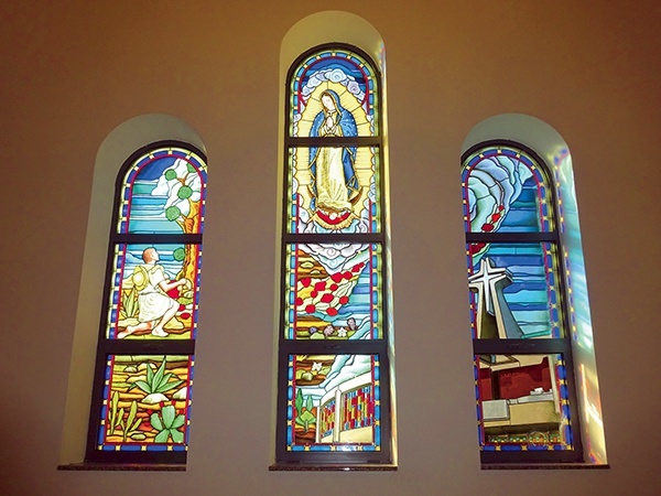 Kompozycja obejmuje trzy okna (Ireneusz Franusik, 2019).