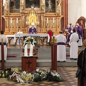  Liturgii pogrzebowej przewodniczył bp Grzegorz Olszowski.