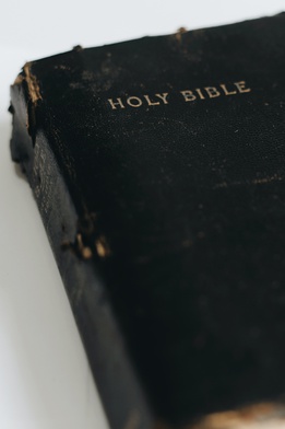 Wandale zaatakowali kościół w Stuttgarcie – „porozrzucano Biblie”