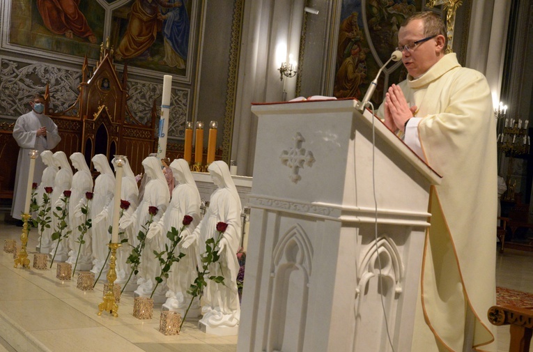 Mszy św., podczas której zostały poświęcone figury Niepokalanej Matki Kościoła, przewodniczył ks. Przemysław Wójcik.