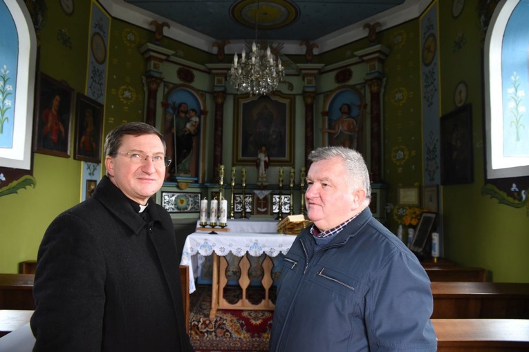Ks. proboszcz Robert Groch i Michał Ząbek w kaplicy w Kannie.