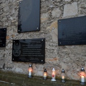 Lampki przed ścianą pamięci na murze kolegiaty św. Bartłomieja w Opocznie zapłonęły jeszcze w ciągu dnia.