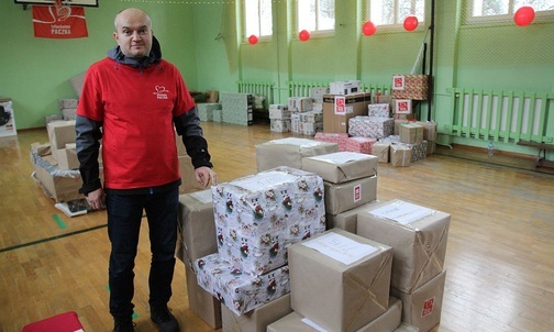 Łukasz Lankocz jest jednym z 200-osobowej ekipy darczyńców, którzy pomogli trzem rodzinom.