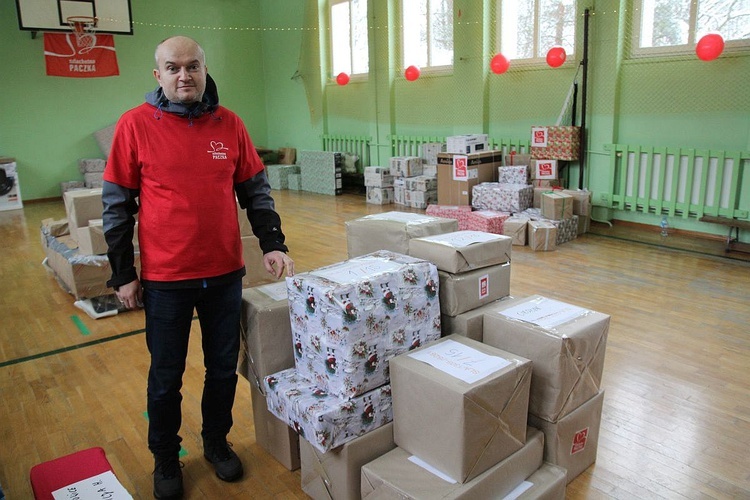 Łukasz Lankocz jest jednym z 200-osobowej ekipy darczyńców, którzy pomogli trzem rodzinom.