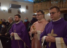 Do parafii wprowadzono relikwie bł. ks. Jerzego Popiełuszki. 