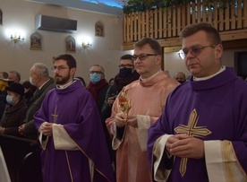 Do parafii wprowadzono relikwie bł. ks. Jerzego Popiełuszki. 