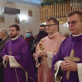 	Do kościoła wprowadzono relikwiarz bł. ks. Jerzego Popiełuszki.