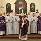 	Akolici z abp Wiktorem Skworcem, przełożonymi z seminarium i proboszczami rodzinnych parafii.
