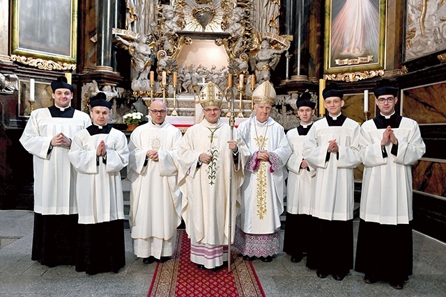 Wspólne zdjęcie kandydatów do święceń z biskupami i rektorem świdnickiego seminarium.