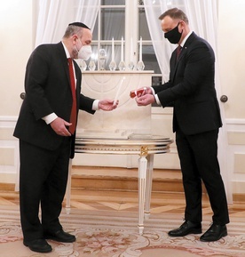 Naczelny rabin Polski Michael Schudrich  i prezydent Andrzej Duda zapalają światełka chanukowe.