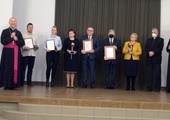Laureaci Złotych Kul i Medalu „Servire in caritate” z bp. Markiem Solarczykiem.