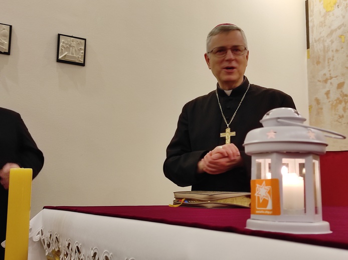 Betlejemskie Światło Pokoju u biskupa legnickiego
