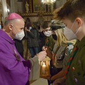 Harcerze przekazali bp. Markowi Solarczykowi Betlejemskie Światło Pokoju.