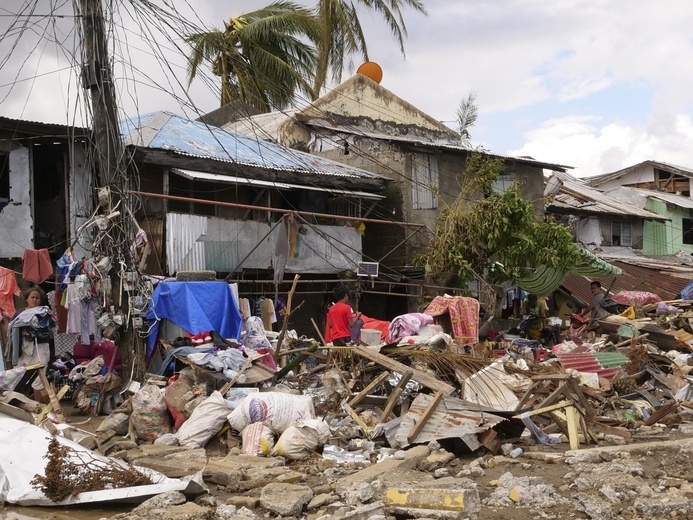 Filipiny: Do 375 wzrosła liczba ofiar śmiertelnych tajfunu Rai